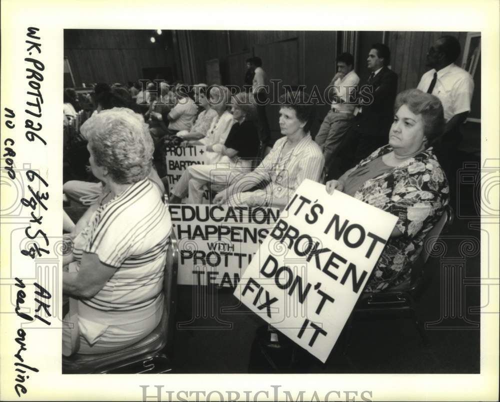 1990 Press Photo Jefferson Parish School&#39;s employees protest at Board meeting - Historic Images