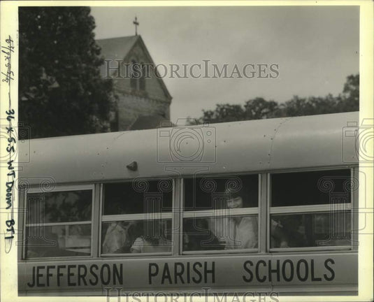 1989 Press Photo Jefferson Parish School bus pulls away from St. Joseph School - Historic Images