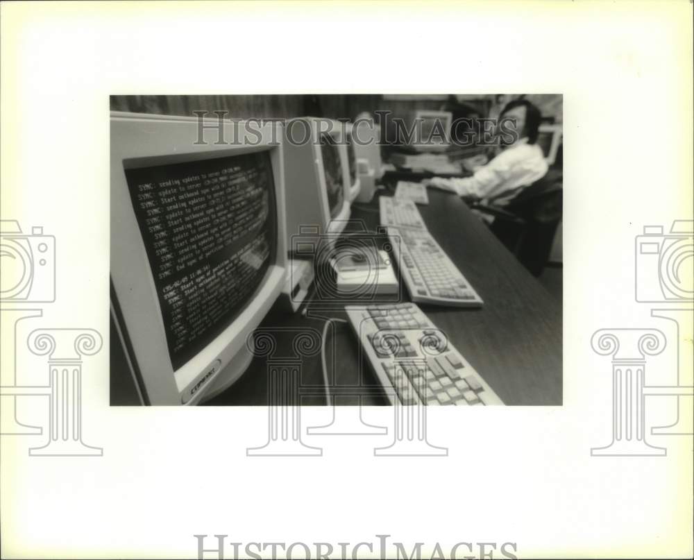 1995 Press Photo Shing Wong works on Jefferson Parish Schools&#39;s Computer System - Historic Images