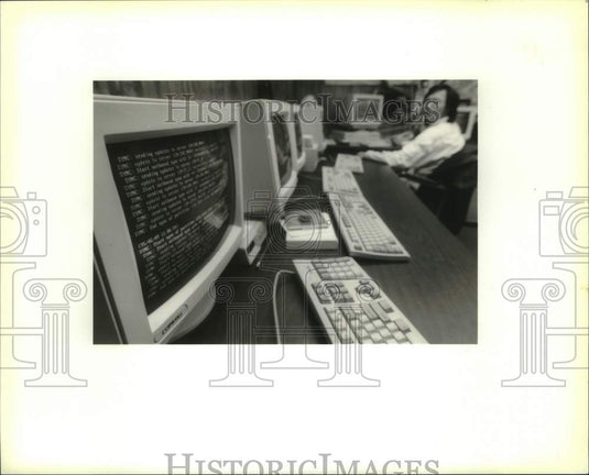 1995 Press Photo Shing Wong works on Jefferson Parish Schools's Computer System - Historic Images