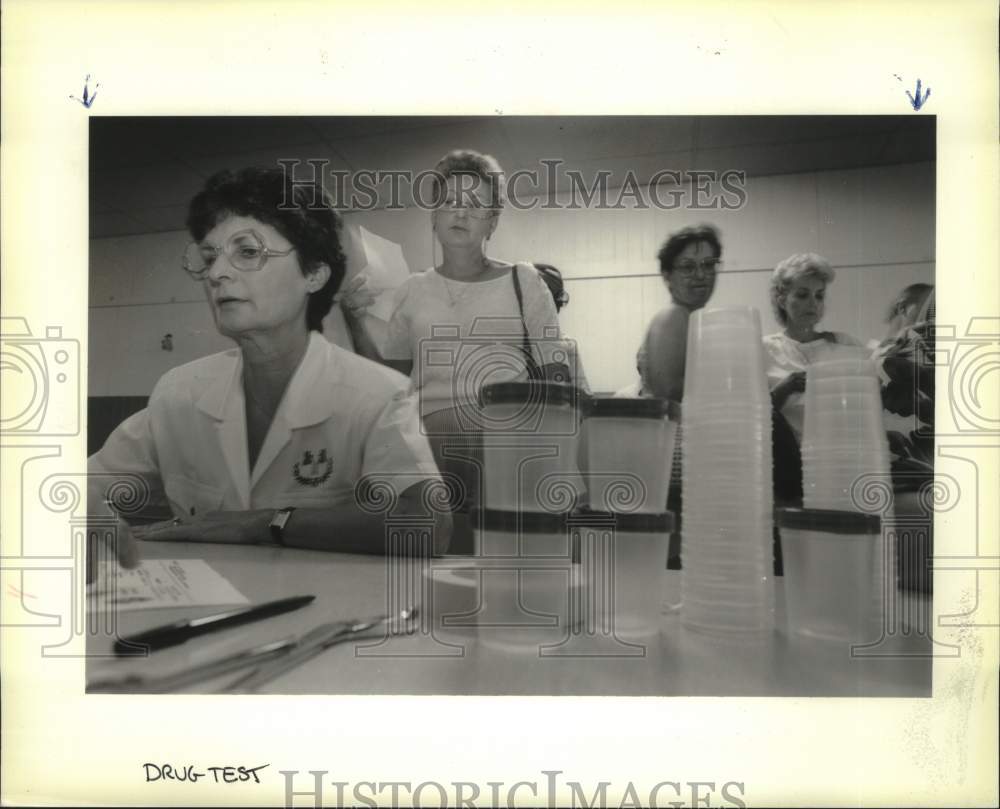 1989 Press Photo Jefferson Parish School Board bus drivers undergo drug test - Historic Images