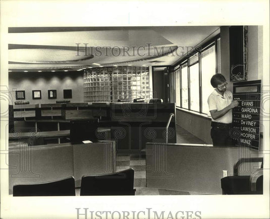 1987 Press Photo Tim Landry works on boards at Jefferson Parish Municipal Office - Historic Images