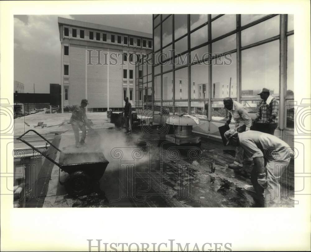 1990 Press Photo Workers put new roof on Jefferson Parish Office Building - Historic Images