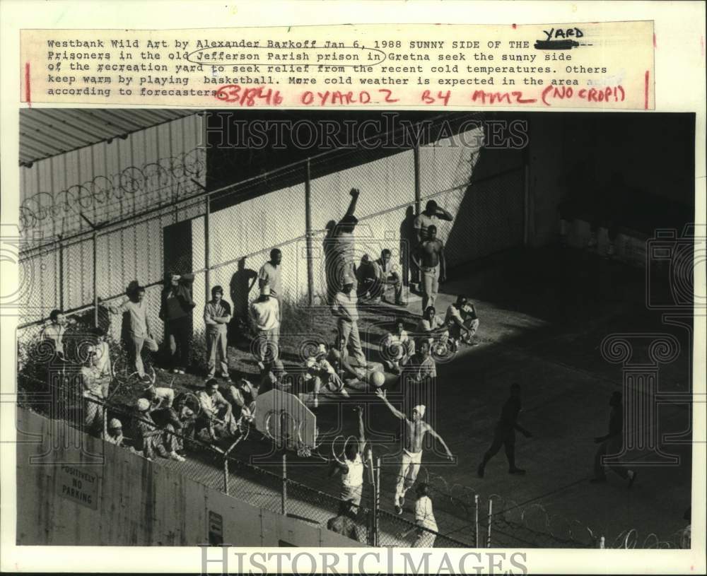 1988 Press Photo Prisoners of old Jefferson Parish Prison in Gretna- In the yard - Historic Images