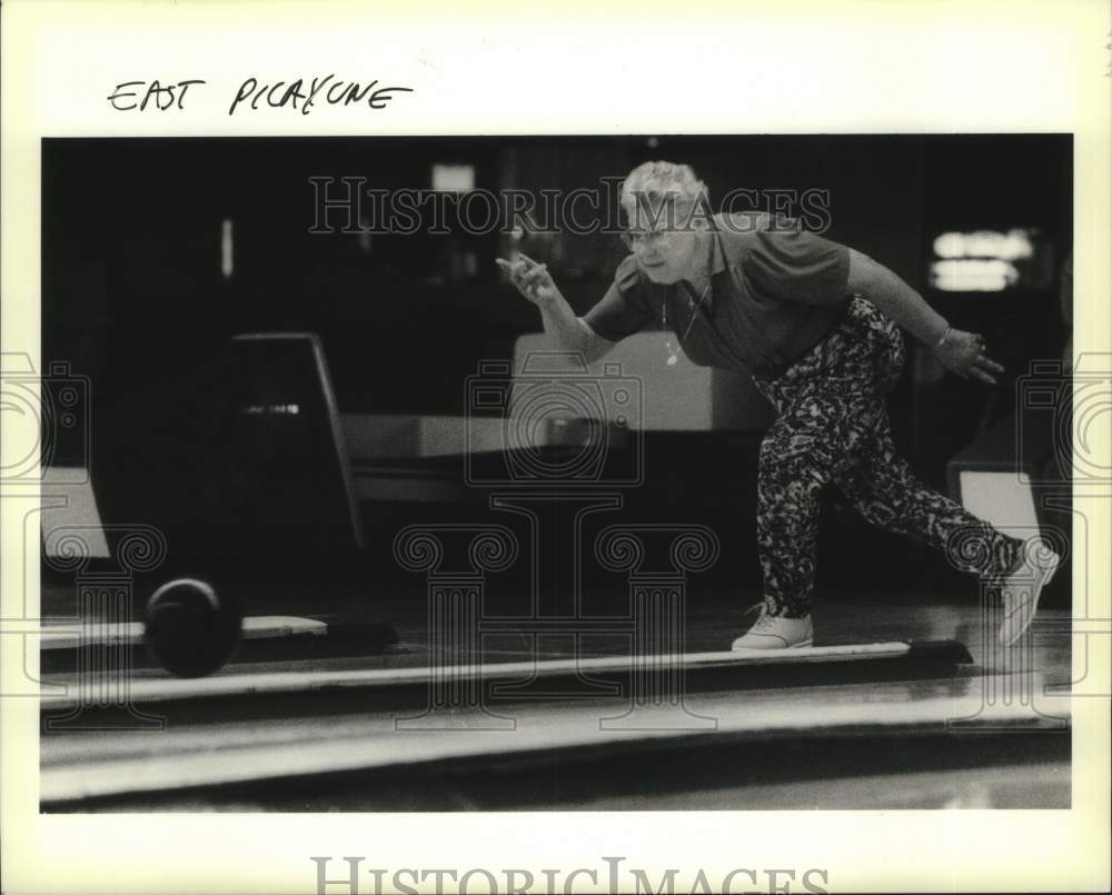 1990 Press Photo Golden Agers Bowling by Jefferson Parish Recreation Department - Historic Images