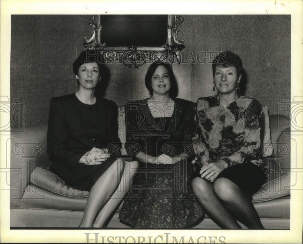 1990 Press Photo Attendees at Kidney Benefit Pose on Sofa - Historic Images