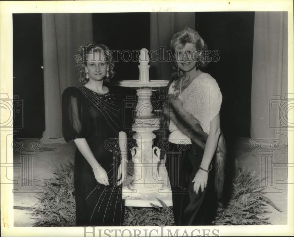 1990 Press Photo Kathleen Jones and Ann Middleton Pose at Lark in the Park - Historic Images