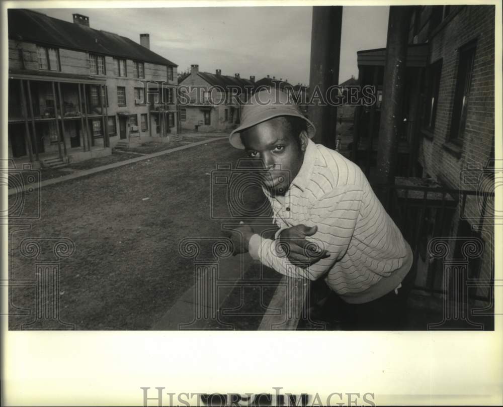 1988 Press Photo Kenneth Lee Jones at Home, St. Bernard Project, New Orleans - Historic Images