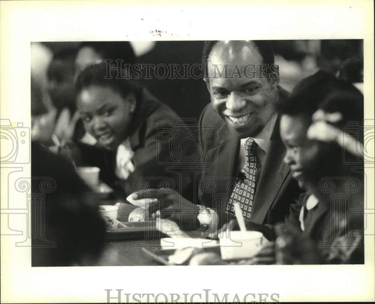 1995 Press Photo Congressman William Jefferson having lunch at Edison School - Historic Images