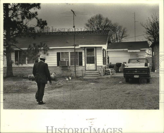1986 Press Photo Moses Jefferson, walks toward his home in Lake Providence - Historic Images