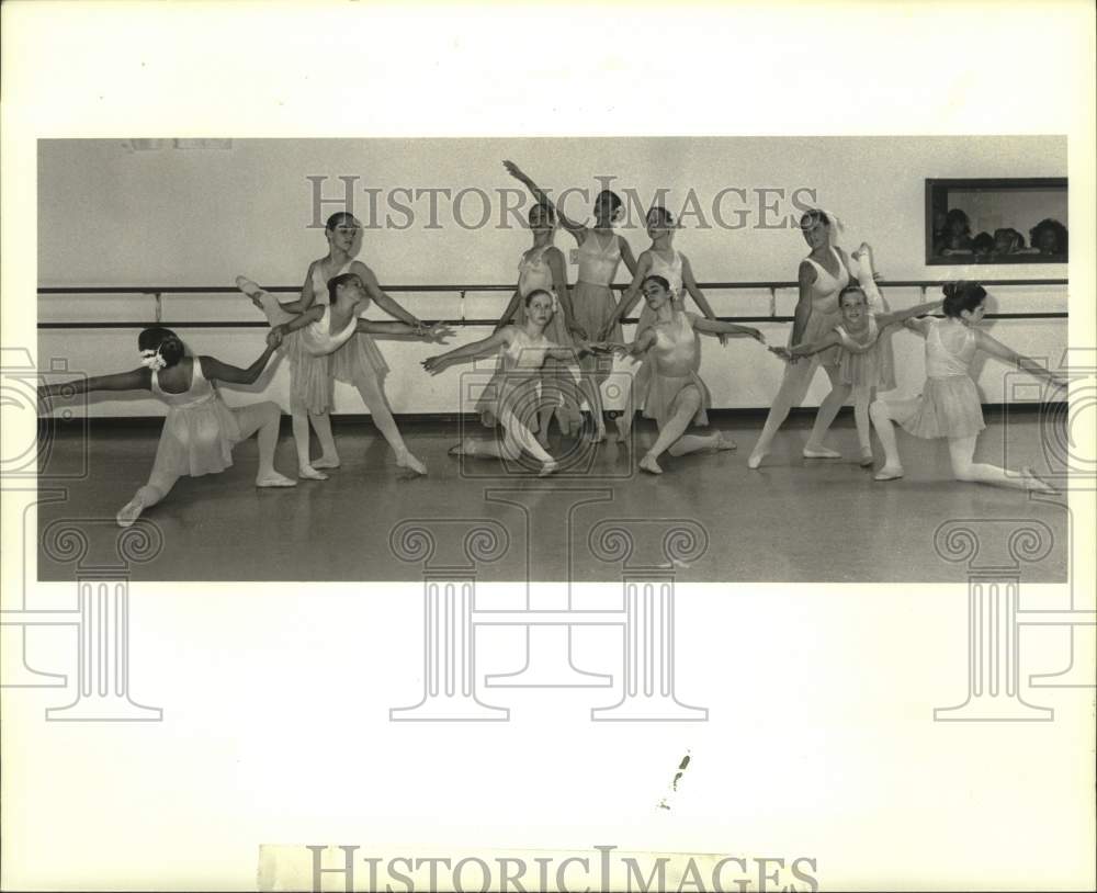 1988 Press Photo Jefferson Ballet Dancers Perform &quot;Simple Symphony&quot; - nob42765 - Historic Images