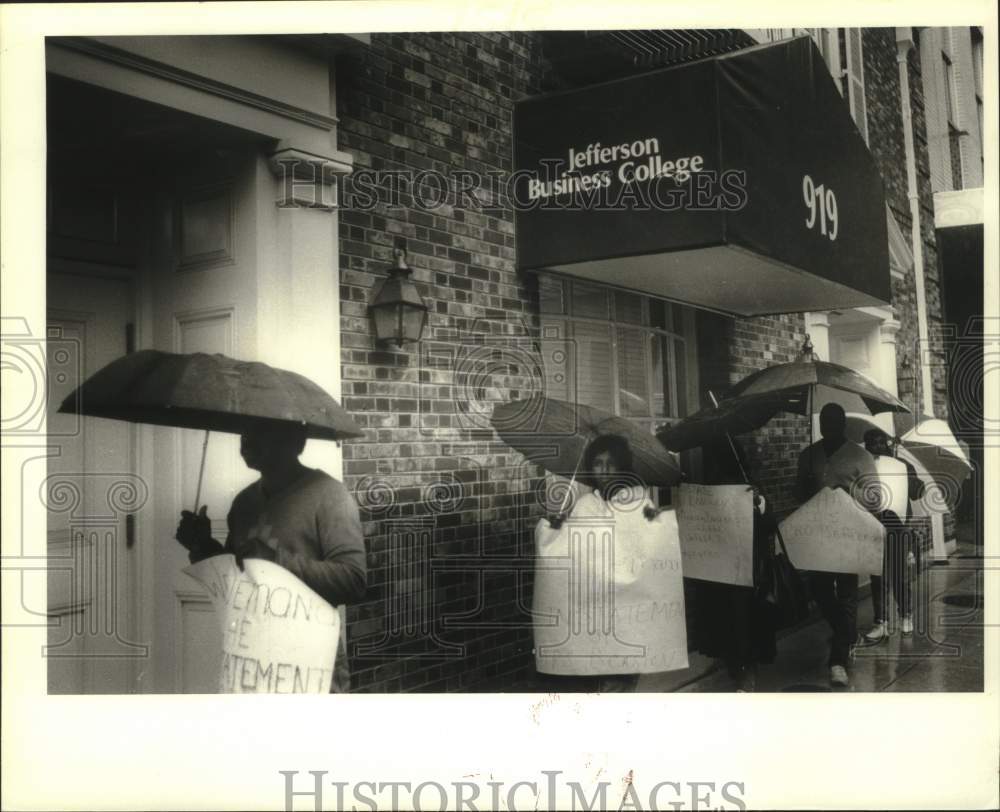 1987 Press Photo Protestors in front of Jefferson Business College - Historic Images