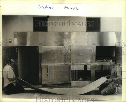 1989 Press Photo Carroll Bonvillain & Paul Adams of the Jefferson Parish Morgue - Historic Images