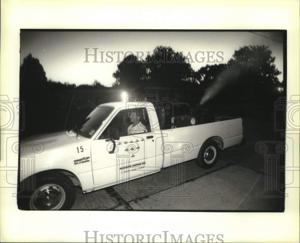 1994 Press Photo Trevor Reed of Mosquito Control Inc spraying insecticide - Historic Images