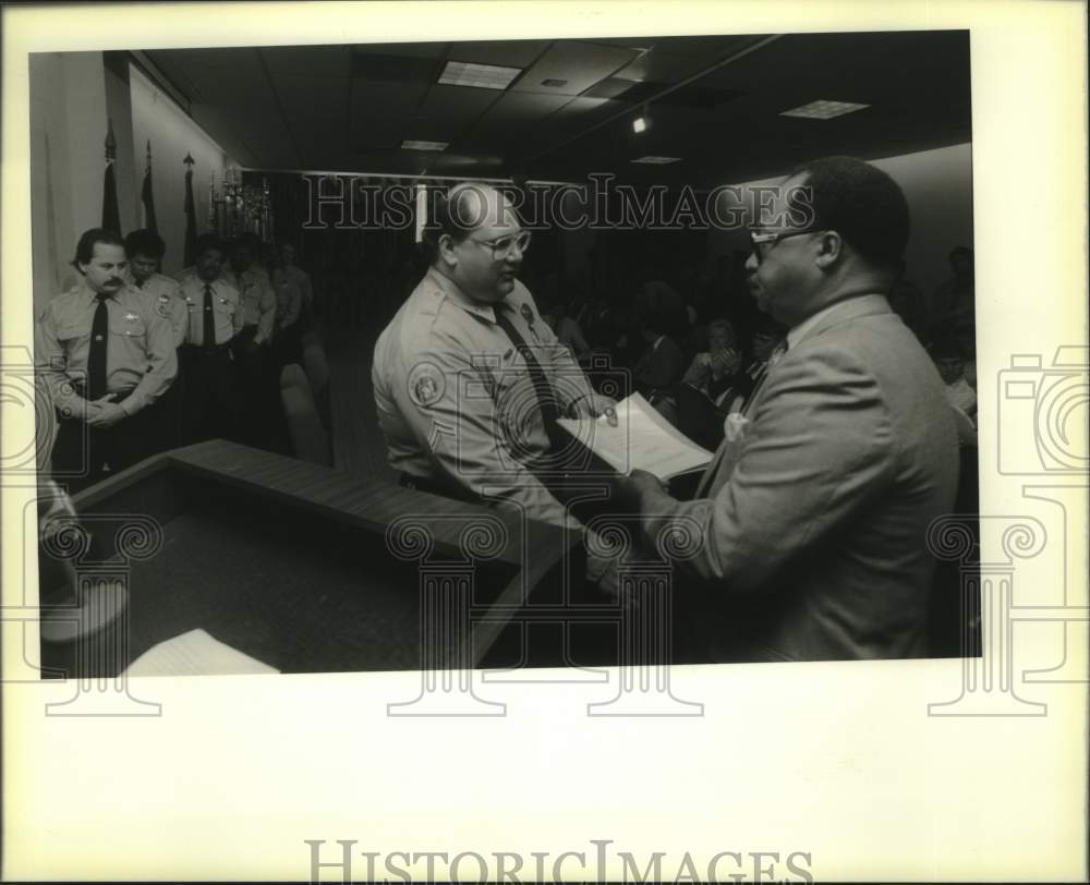 1990 Press Photo NOPD Superintendent Warren Woodfork awards Top Gun awards - Historic Images