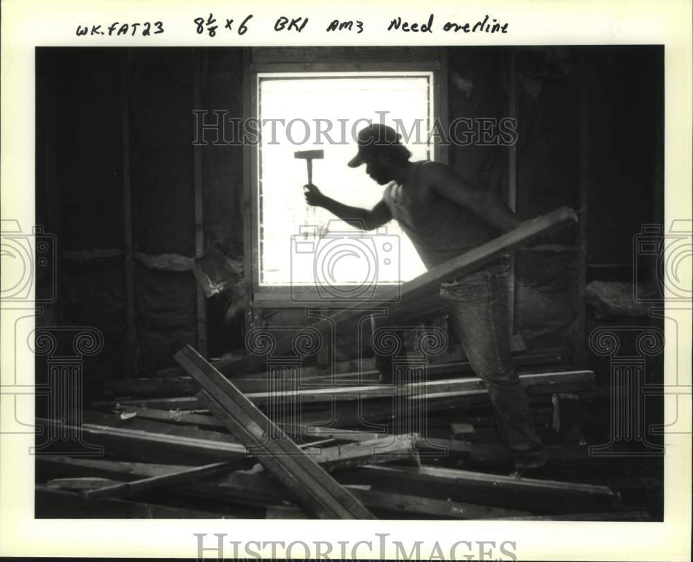 1992 Press Photo Lloyd Bougeois works on Jefferson Parish Sheriff&#39;s Office - Historic Images