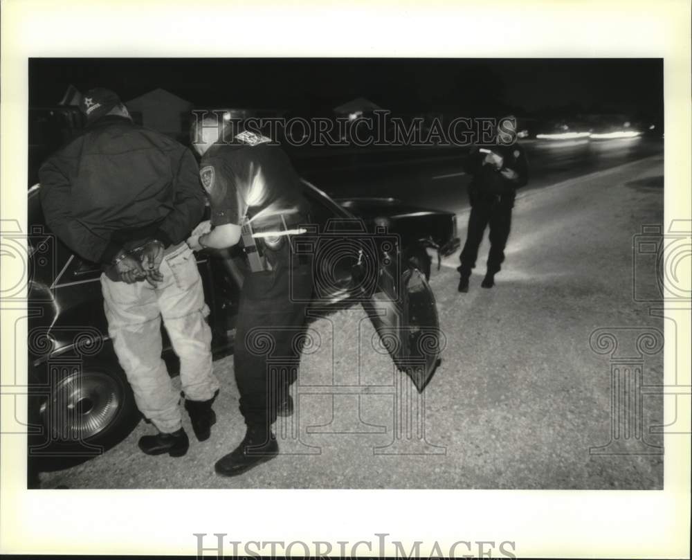 1992 Press Photo JPSO Street Crimes unit checks identification of man arrested - Historic Images