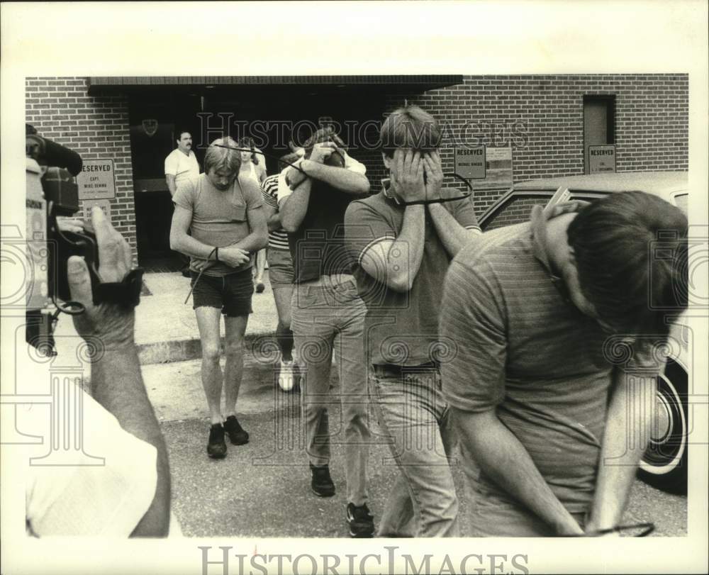 1987 Press Photo Arrested suspects by Jefferson Parish Sheriff&#39;s Office - Historic Images