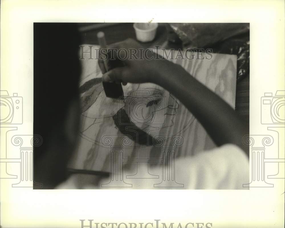 1994 Press Photo Jefferson Parish School student makes sandpainting during camp - Historic Images