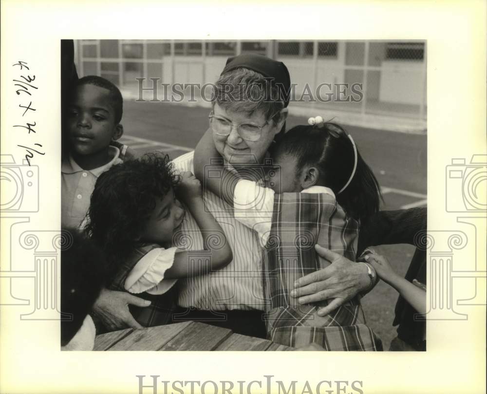 1989 Press Photo Sr. Catherine Junkin with students of St. Philip School - Historic Images