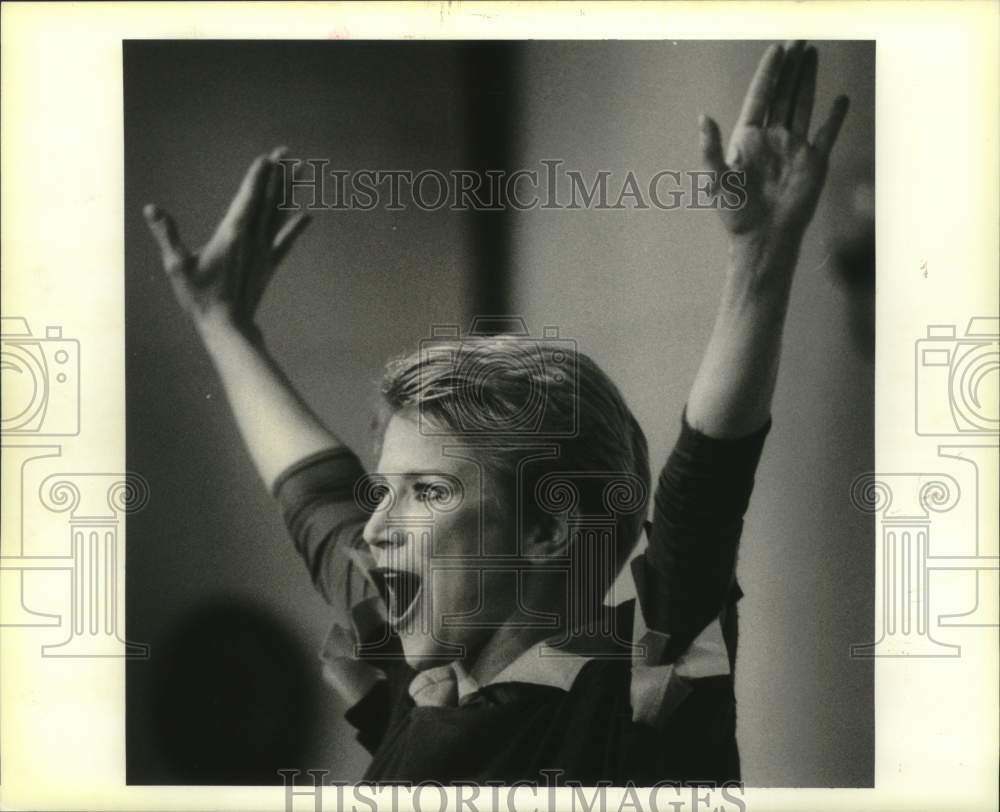 1994 Press Photo Jorinda Junius, as Peter Pan, belts out &quot;I&#39;ve Got To Crow&quot; - Historic Images