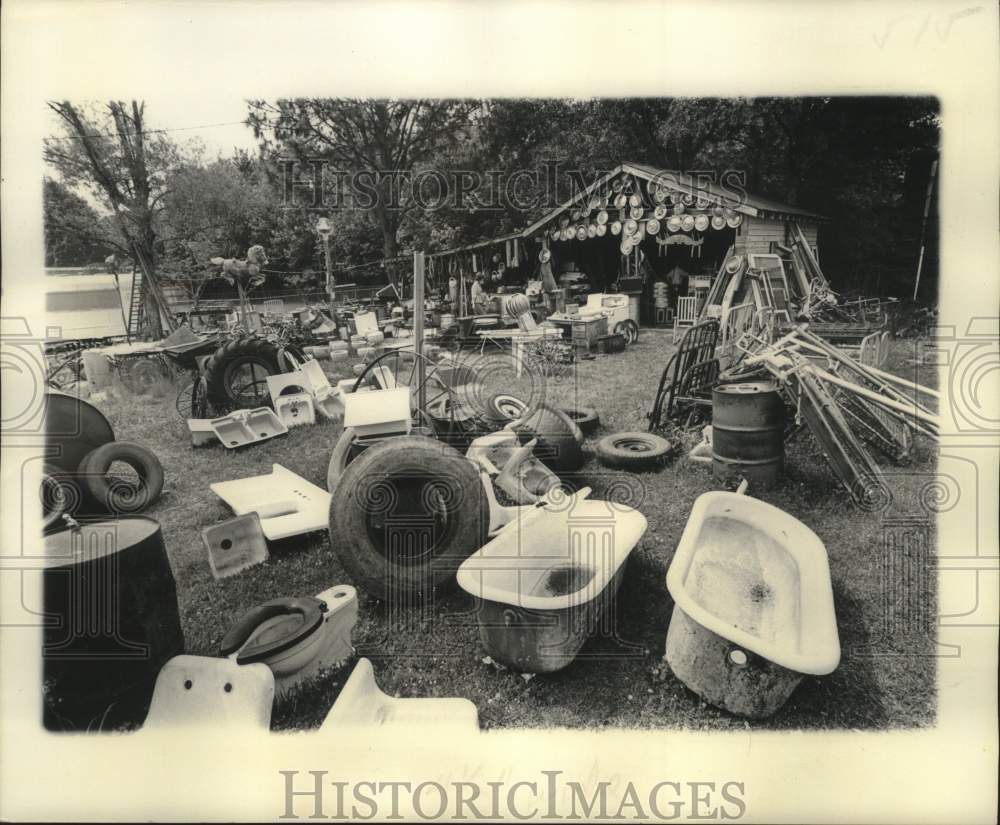 1976 Press Photo Old home furniture and fixtures at a salvage yard - nob42911 - Historic Images