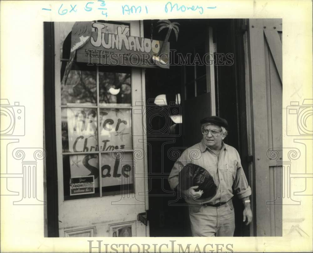 1989 Press Photo Clyde Bergeron Junkanoo Store on Barracks Street - Historic Images