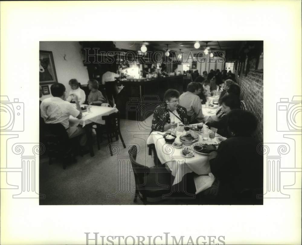 1995 Press Photo Ron Higginbotham digs into Blackened Twin Beef at K-Paul&#39;s - Historic Images