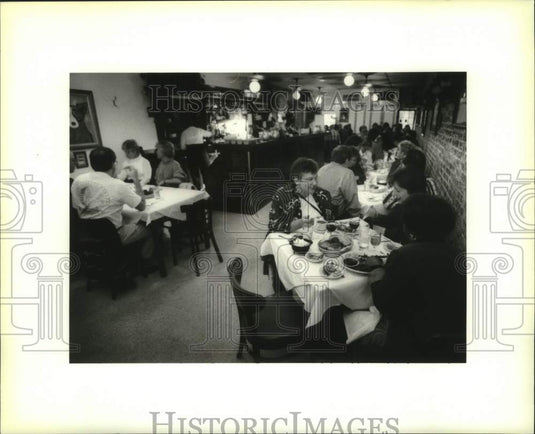 1995 Press Photo Ron Higginbotham digs into Blackened Twin Beef at K-Paul's - Historic Images
