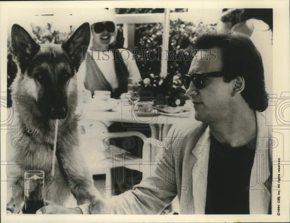 1990 Press Photo James Belushi with star pooch in K-9 - Historic Images