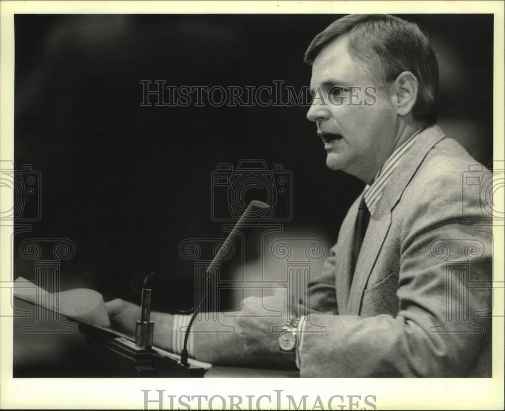 1989 Press Photo Senator John E. &quot;J.E.&quot; Jumonville, Jr., addresses the Senate - Historic Images