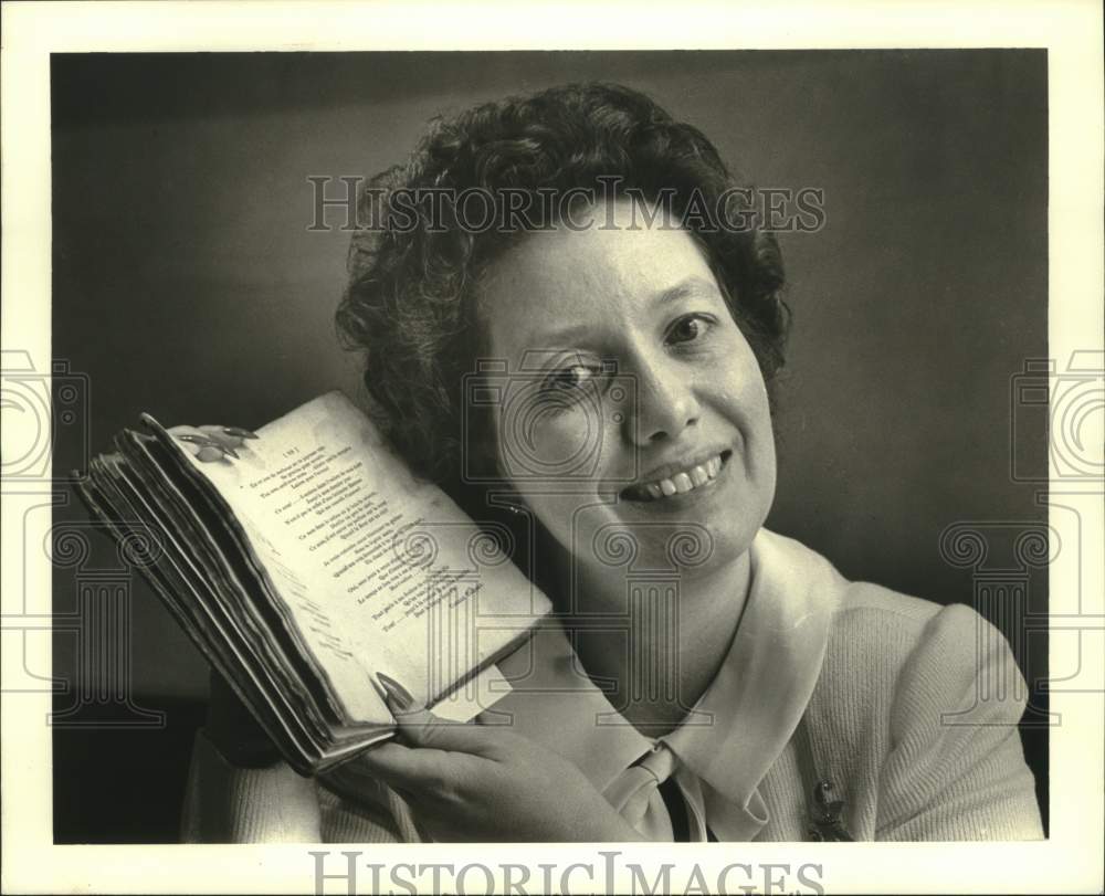 1987 Press Photo Florence Jumonville holds the book &quot;Les Cenelles,&quot; - Poetry - Historic Images