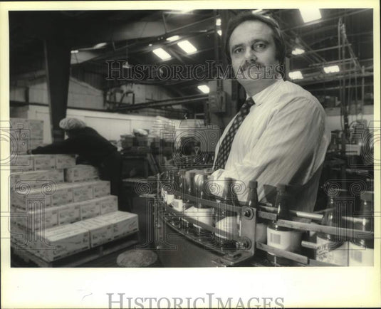 1993 Press Photo Marwan Kabbani poses with Crystal International products - Historic Images