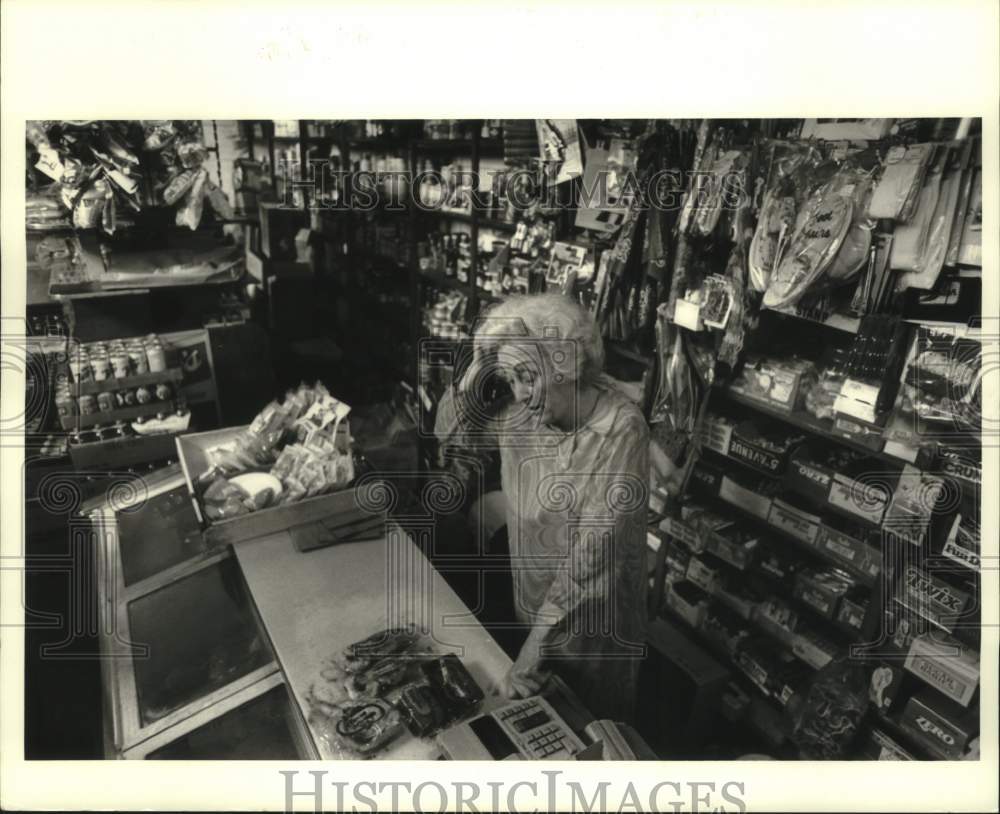 1987 Press Photo Hilda Kable behind the counter where her sister was shot - Historic Images