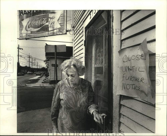 1987 Press Photo Hilda Kable in front of the robbed A&C Food Store, Mandeville - Historic Images