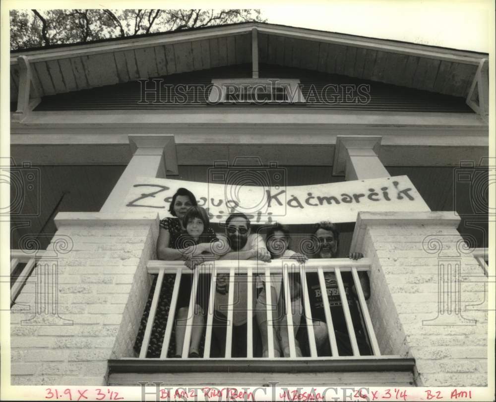 1994 Press Photo The Kacmarick family migrated from Bosnia to Algiers, Louisiana - Historic Images