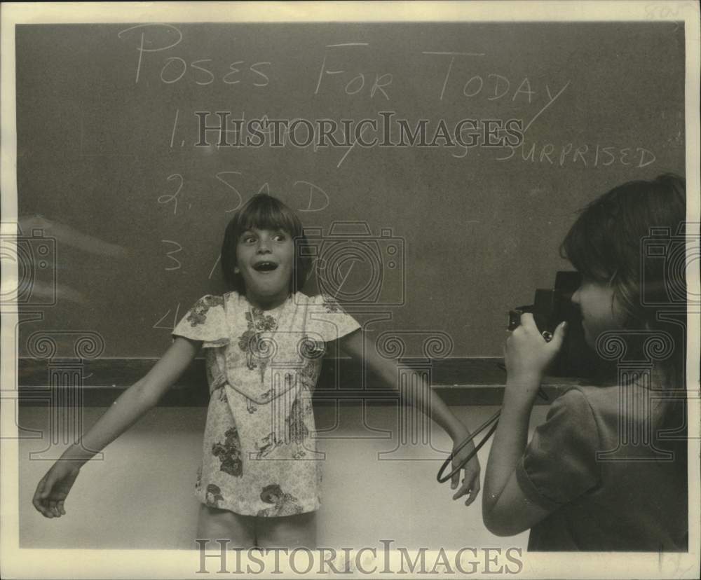 1975 Press Photo Lynn Pitcher during phototherapy to avoid juvenile delinquency - Historic Images