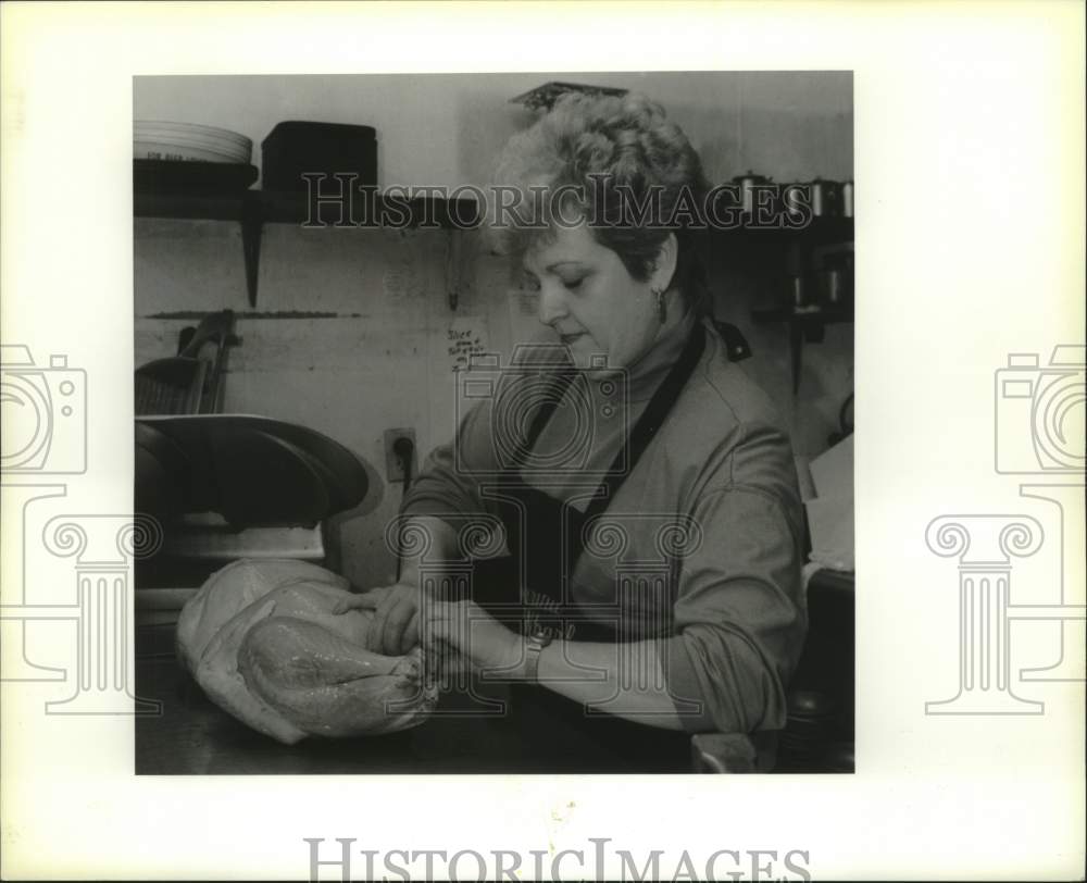 1991 Press Photo Irene Juno preparing Thanks Giving dinner for the homeless - Historic Images