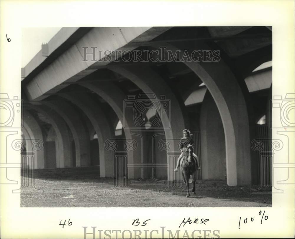 1990 Press Photo Valerie Jure goes horseback riding near Westbank Expressway - Historic Images