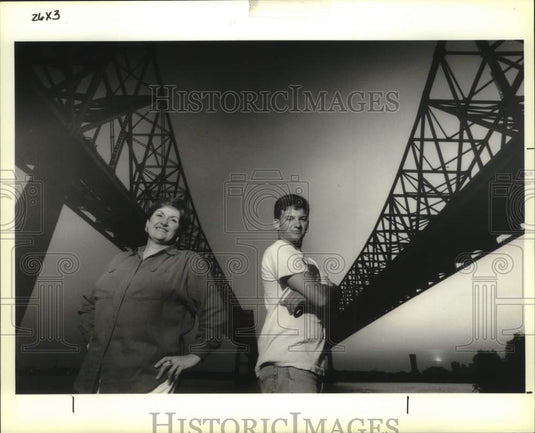 1992 Press Photo Jane Jurik and her son Matthew shown under the bridge - Historic Images