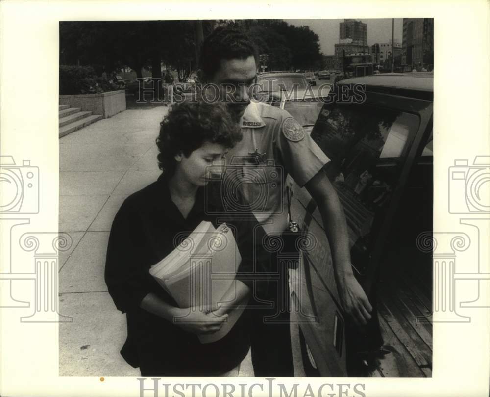 1987 Press Photo Ivonne Jurisich lead through the lobby of Civil Court House - Historic Images
