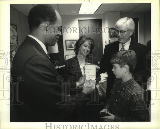 1995 Press Photo William Jefferson presents Distinguished Service Award- US Army - Historic Images