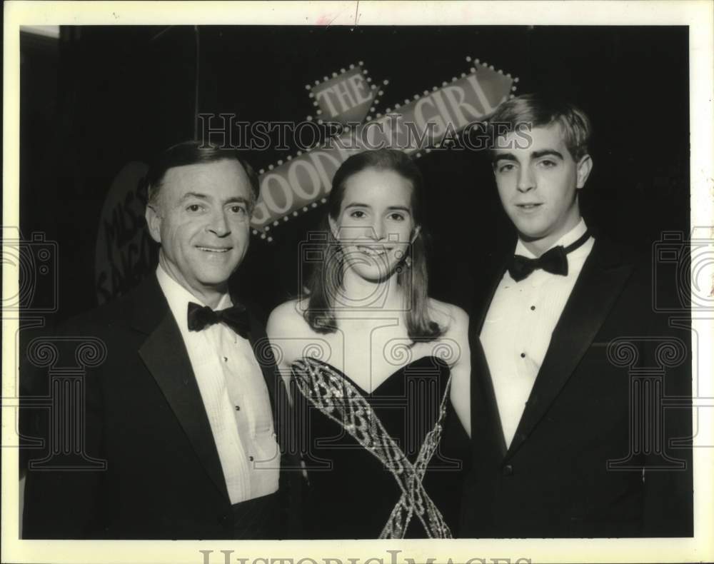 1993 Press Photo Dr. Burr, Courtney &amp; Carter Ilgenfritz at a Debutante Party - Historic Images