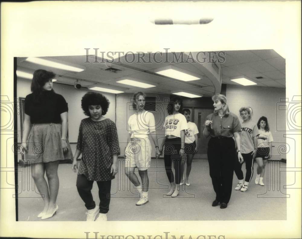 1990 Press Photo Contestants- Junior Misses of St. Bernard rehearsing a dance - Historic Images