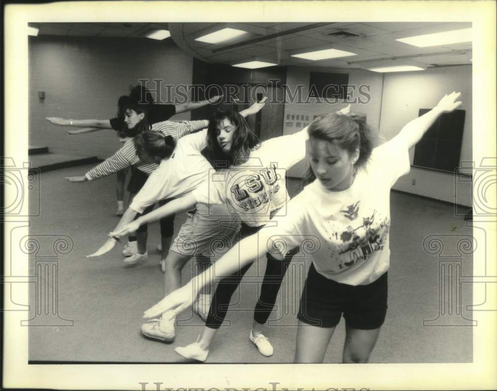 1990 Press Photo Junior Miss candidates goes through some of the routines - Historic Images