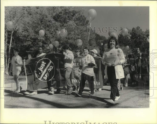 1990 Press Photo "Just Say No" club during Red Ribbon Week Kick-Off parade - Historic Images