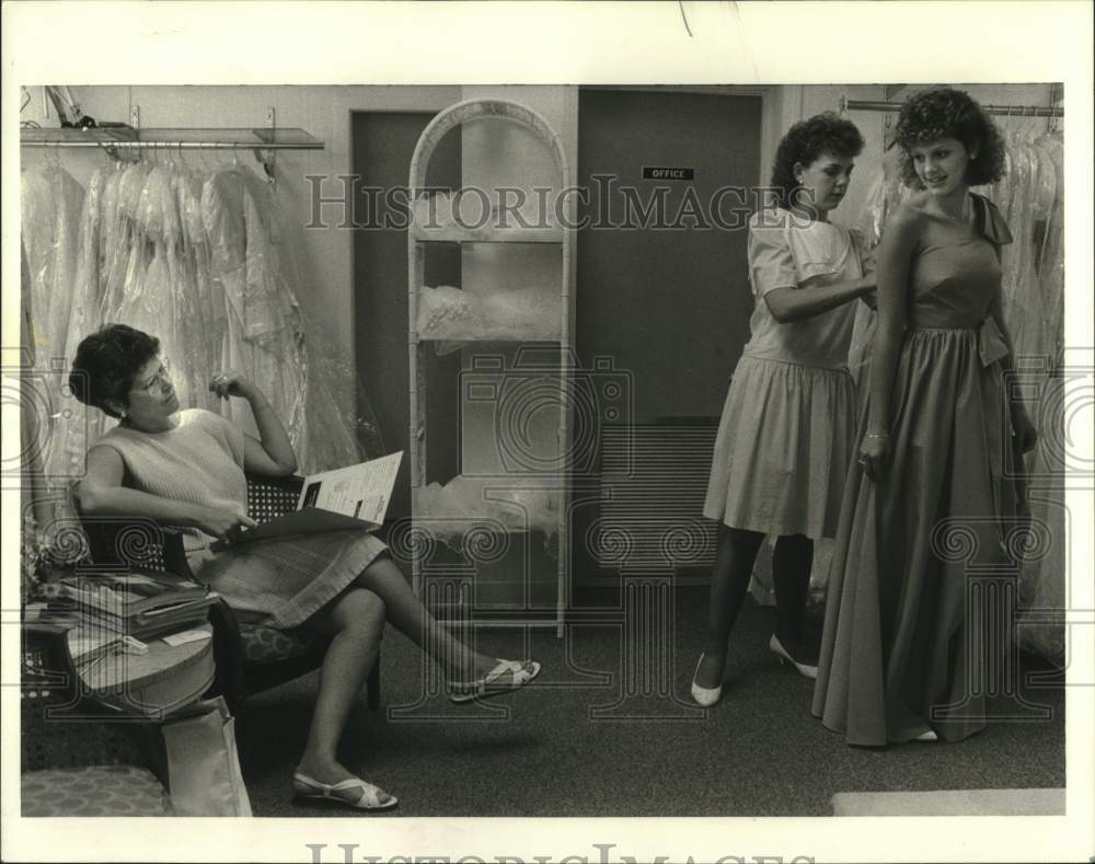 1986 Press Photo Kim Wooton tries rental dress at Just For a Day store, Metairie - Historic Images