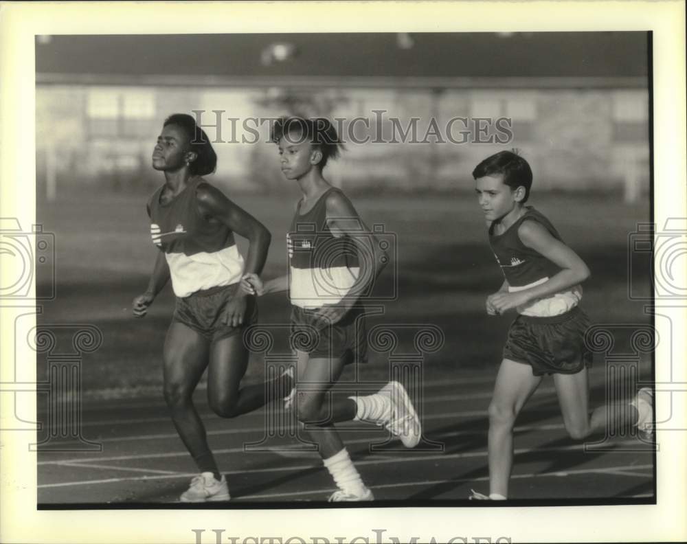 1989 Press Photo Running - Junior Olympics qualifiers at track field in Kenner - Historic Images