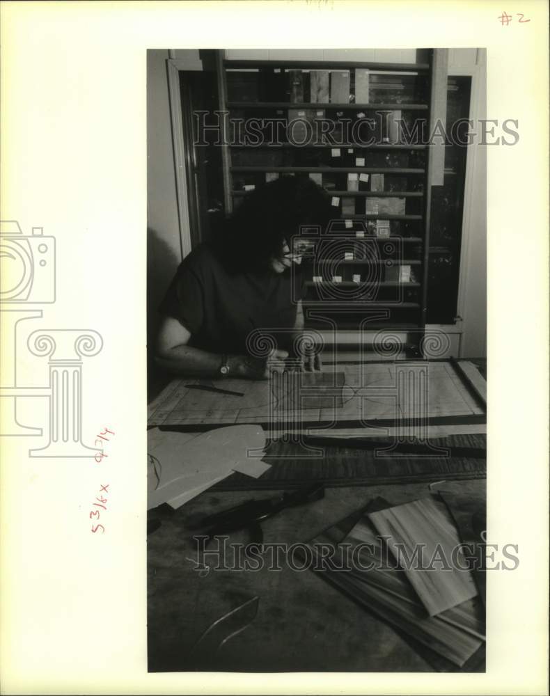 1990 Press Photo Midge Iguchi works in her studio near her home in Folsom, La. - Historic Images