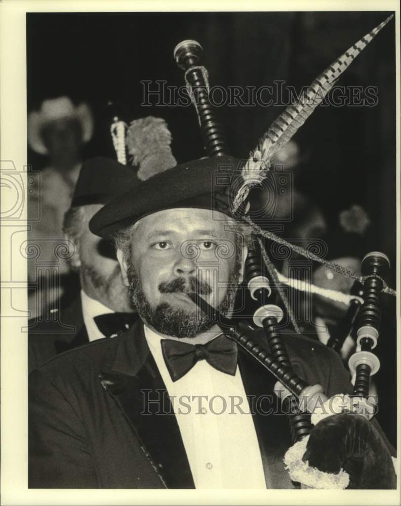 1986 Press Photo Kay Ihara of Pipes and Drums of New Orleans heads the Parade - Historic Images